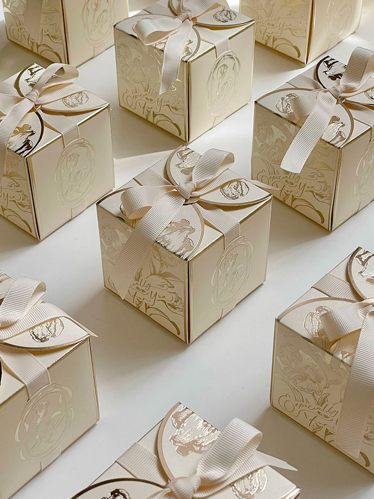 Kurdeleler ile kare kağıt hedi - Ribbon Bow Gift incelemesi ve fiyatı