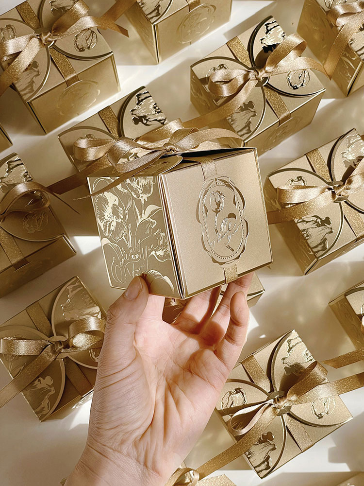 Kurdeleler ile kare kağıt hedi - Ribbon Bow Gift incelemesi ve fiyatı