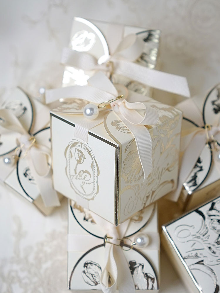 Kurdeleler ile kare kağıt hedi - Ribbon Bow Gift incelemesi ve fiyatı
